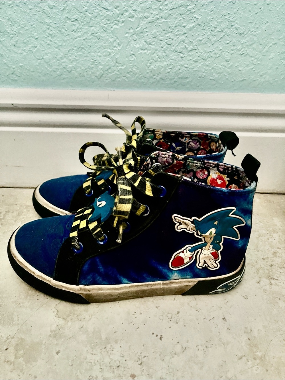 Kids Blue Sonic the Hedgehog High-Top Sneakers